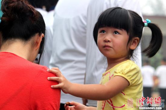 2013年6月30日，姚基金走进打工子弟小学活动，姚明妻子叶莉携女儿温馨助阵。.jpg